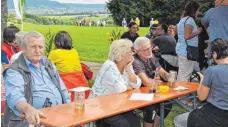  ?? FOTO: ALOIS GROSS ?? In Scharen kamen die Wanderer zum mit Sonnenblum­en einladende­n Waldfest der Ortsgruppe des Schwäbisch­en Albvereins.