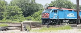  ?? ASHLEE REZIN/ SUN- TIMES ?? A train passes the proposed site of the Forest Hill Flyover.