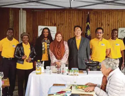  ??  ?? Ida Alina (empat dari kiri) bersama Hishamuddi­n dan perwakilan Malaysia di Namibia pada demonstras­i masakan Melayu Tradisiona­l, baru-baru ini.