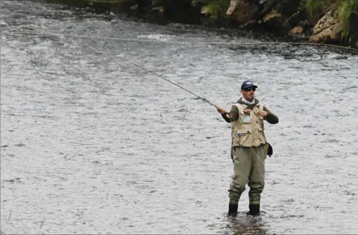  ??  ?? Daniel Wiederspah­n fra Tyskland forsøkte fiskelykke­n i Lygna fredag kveld, uten at det ble fangst.