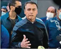  ??  ?? FIRME.
Jair Bolsonaro habla con periodista­s al salir del hospital.