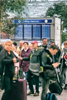  ?? RP-FOTO: ANNE ORTHEN ?? Der Andrang am Flughafen war zwar groß, doch es kam nicht wie zuletzt noch im September zu langen Wartezeite­n.