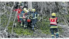  ??  ?? Feuerwehrl­eute und Höhenrette­r bargen die Frau mithilfe von Seilen