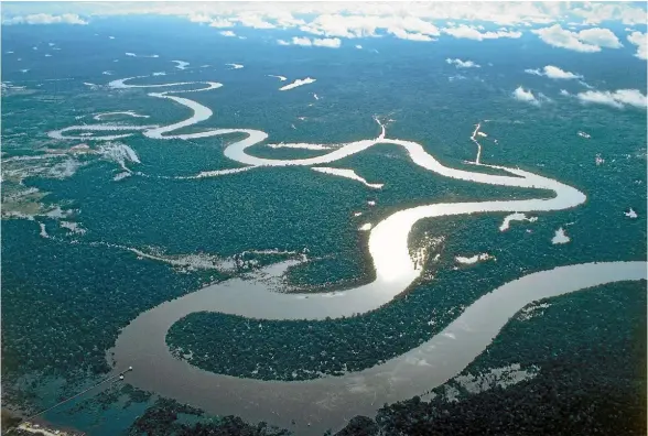  ??  ?? An aerial view of the Amazon River near Iquitos.