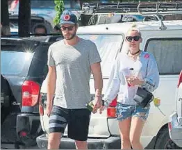  ?? J.PEREZ / GTRES ?? Hemsworth y Cyrus, el 28 de abril en Byron Bay (Australia)