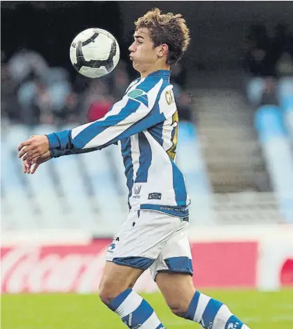  ?? FOTO: PABLO GÓMEZ ?? Genio
Griezmann acomoda el cuero con el pecho durante el encuentro ante el Recreativo que decidiría con un gol