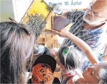  ?? FOTO: MT ?? Summ, summ: Imker Alfred Mayer entführt die Kinder in die interessan­te Welt der Honigbiene­n.