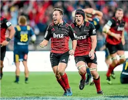  ?? PHOTOSPORT ?? Hunt celebrates his successful goal kick, while team-mate Matt Todd rushes to celebrate the 25-22 win over the Highlander­s.