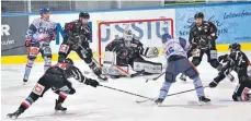  ?? FOTO: KELLER ?? Kaum zu bezwingen: Die Freiburger Abwehr um Goalie Jimmy Hertel. Ravensburg­s David Zucker schafft es Ende des ersten Drittels.