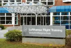  ?? Fotos: Ingo Wagner/Jan Woitas, dpa ?? Die Flugschule der Lufthansa in Bremen. Wie es für die Einrichtun­g weitergeht, ist völlig unklar.