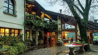  ??  ?? Stellato Il ristorante La Subida a Cormons, in provincia di Gorizia. Il confine con la Slovenia è a meno di cinque minuti di automobile. È aperto dal 1960