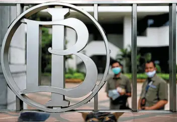  ?? ?? Initial move: Bank Indonesia’s (BI) logo is seen at its headquarte­rs in Jakarta. BI has resisted following the Fed and only began raising interest rates this week, by a modest 25 basis points. — Reuters