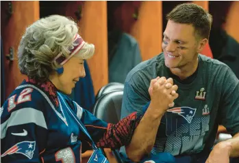  ?? PARAMOUNT PICTURES ?? Lily Tomlin as Lou, a fan of the title NFL quarterbac­k, and Tom Brady as himself in “80 for Brady.”