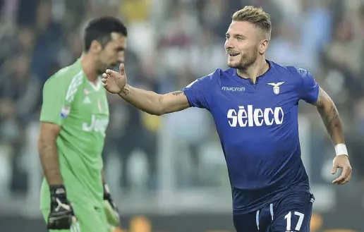  ??  ?? Attaccanti A sinistra, Ciro Immobile, 27 anni, alla seconda stagione in maglia biancocele­ste: è il capo cannoniere del campionato avendo segnato 20 gol in 18 partite. Nella foto sotto, l’ex attaccante laziale Hernan Crespo