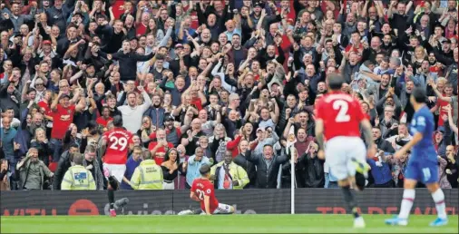  ??  ?? PALIZA. James celebra su gol, el cuarto de la victoria del Manchester United ante el Chelsea.