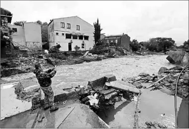  ??  ?? Een man neemt de schade op die het noodweer in het gebied l’Aude heeft veroorzaak­t. (Foto: De Stentor)