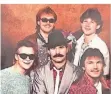  ??  ?? Ganz im Stil der 80er Jahre: die Grevenbroi­cher Band „Kristall“.