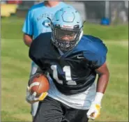  ?? GENE WALSH — DIGITAL FIRST MEDIA ?? North Penn’s Shamar Edwards pictured during heat acclimatio­n practice Monday.