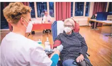 ?? RP-FOTO: ANNE ORTHEN ?? Ursula Strelow spendet schon seit fünf Jahren regelmäßig Blut, heute wird sie von Gaby Kamphaus versorgt.