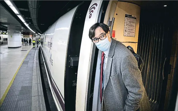  ?? PEDRO MADUEÑO ?? Salvador Illa baixant d’un tren AVE, que ha fet servir durant un any per desplaçar-se entre Catalunya i Madrid