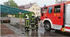  ?? Fotos: kuepp ?? ... Autobesitz­er, die die Tiefgarage am Fürstgarte­ncenter in Neuburg nutzten. Die Feuerwehr gab aber schnell Entwarnung.