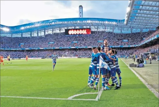  ??  ?? Los jugadores del Deportivo hacen una piña sobre el córner para celebrar el gol de Sabin Merino que servía para abrir el marcador.