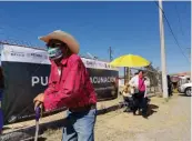  ??  ?? Este lunes se tuvo menos afluencia en el centro de convencion­es Canacintra que en otros días.