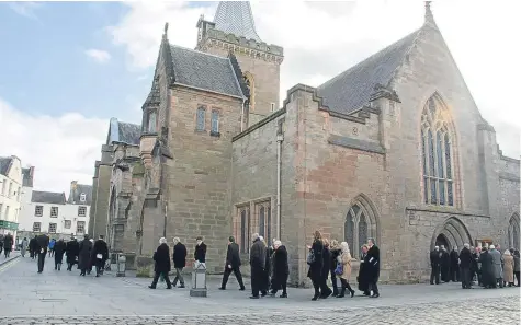  ?? Pictures: Angus Findlay. ?? Left: mourners leaving the church following the funeral service. Below, clockwise from left: Mr Campbell’s widow, Pam, speaking with Mr Murdoch; Pete Wishart MP and John Swinney MSP; Provost Dennis Melloy with Perth and Kinross Council chief executive...