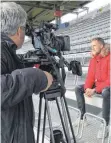  ?? FOTO: VAN EECK ?? Regio TV Schwaben (Stelios Karampasis hinter der Kamera) hat die Rückkehr von Steffen Kienle in die Aalener Ostalb Arena gefilmt. Den Beitrag dazu gibt es an diesem Donnerstag ab 18 Uhr im Journal zu sehen.