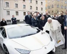  ??  ?? Sans avoir jamais roulé depuis sa sortie d’usine, la Lamborghin­i papale affole les compteurs de dons.