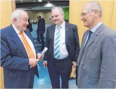  ?? FOTO: VIKTOR TURAD ?? Der frühere bayerische Ministerpr­äsident Günther Beckstein (links) im Gespräch mit Schuldekan Harry Jungbauer und Dekan Ralf Drescher (rechts).