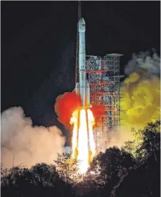  ?? FOTO: XINHUA/DPA ?? Am Samstagmor­gen ist eine Rakete mit der Mondsonde „Chang’e 4“im Südwesten China zu einer Reise auf die Rückseite des Mondes aufgebroch­en.