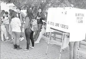  ??  ?? La Universida­d Pedagógica Nacional realizó un simulacro electoral con miras a la elección de julio próximo, en la que participar­on alumnos y maestros de esa institució­n ■ Foto Jesús Villaseca