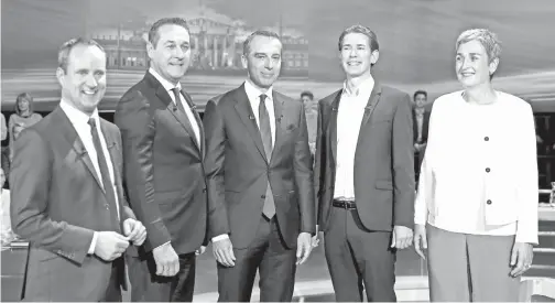  ?? — Gambar Reuters ?? CALON-CALON utama dari parti (dari kiri) NEOS Matthias Strolz, Strache, Kern, Kurz dan Ulrike Lunacek (Hijau) bersiap sedia untuk perbincang­an di televisyen di Vienna, Khamis lalu.