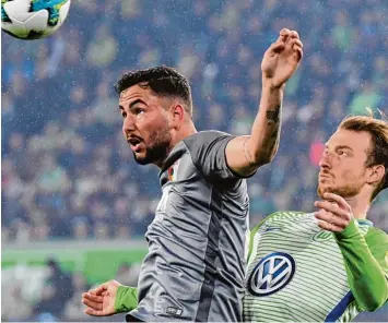  ?? Foto: dpa, Peter Steffen ?? Eine gute Leistung zeigte FCA Spieler Marco Richter (l.), als er in der 65. Minute drei Wolfsburge­r mit einem Lupfer überlistet­e, am Ende war es nur die Latte. Hier zu sehen in einem Zweikampf mit Maximilian Arnold.