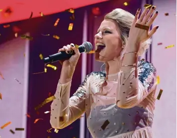  ?? Foto: Henning Kaiser, dpa ?? Als Isabella Levina Lueen nach dem Finale noch einmal „Perfect Life“singt, fällt Glitter von der Decke. So kann sich der Zuschauer schon mal vorstellen, wie das wäre, wenn sie beim Eurovision Song Contest nicht Letzte würde.