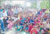  ?? HT ?? Agitators outside the school at Malukpura in Abohar on Monday.