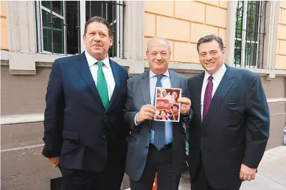  ??  ?? José María del Corral (centro) estuvo ayer en la casa de la colonia Roma.