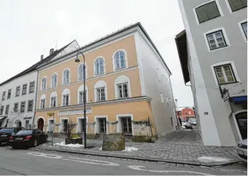  ?? Foto: Matthias Röder, dpa ?? In diesem Haus in Braunau am Inn wurde 1889 Adolf Hitler geboren. Nach jahrelange­m Hin und Her könnte das Gebäude in Zu kunft wieder für soziale Zwecke genutzt werden.