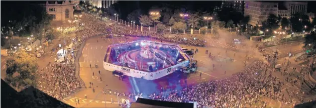  ??  ?? CELEBRACIÓ­N POR TODO LO ALTO. Miles de madridista­s esperaron a sus jugadores en Cibeles. El equipo madridista llegó sobre las 2:00 horas.