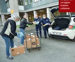  ??  ?? Donazione
I vigili urbani hanno consegnato a 44 ragazzi dell’Istituto Tecnico i computer con cui seguire le lezioni a distanza