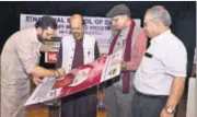  ??  ?? Actor Mukesh Tiwari signing health message