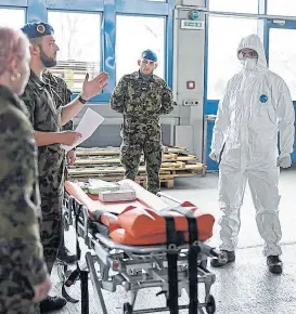  ?? Afp ?? Militares suizos se capacitan para apoyar al sistema sanitario