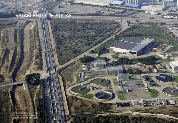  ??  ?? Vista aérea de la EDAR de Vila-seca, próxima al polo petroquími­co de Tarragona.