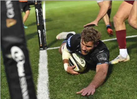  ??  ?? Callum Gibbins crosses the line for a try and celebrates with his team-mates (left) during Glasgow’s victory