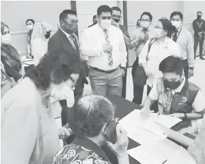  ??  ?? VAKSIN: Shahelmey (tengah) diiringi Setiausaha Kerajaan Negeri Datuk Seri Panglima Safar Untong (kiri) dan Pengarah Kesihatan Negeri Sabah Datuk Dr. Christina Rundi (dua kanan) melawat kaunter pendaftara­n vaksin pada majlis itu.