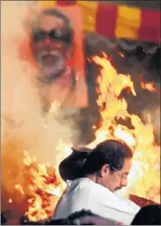  ?? PTI ?? Uddhav Thackeray performs the last rites of his father and Shiv Sena chief Balasaheb Thackeray at Mumbai’s Shivaji Park on Sunday.