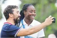  ??  ?? Un selfie con Daisy Osakue, 22, in gara agli Europei di atletica. La giovane fu colpita a Moncalieri da tre giovani senza intenti razzisti.