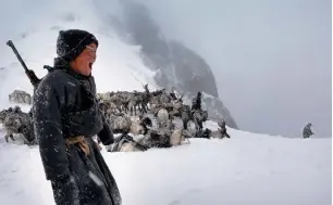  ??  ?? © Dark Heavens Die Schamanen und Jäger in der Mongolei von Hamid Sardar, erschienen bei teNeues, € 79,90, www.teneues. com, Boy shouting, Kosgholgon­duk Pass, Hovsgol Province, Mongolia, 2007, Photo © 2016 Hamid Sardar. All rights reserved....