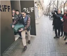  ?? Foto: EFE ?? Tragödie im Sternerest­aurant: Nach einem Essen im Riff des deutschen Spitzenkoc­hs Bernd Knöller in Valencia stirbt eine 46jährige Frau möglicherw­eise an den Folgen einer Lebensmitt­elvergiftu­ng. Im November ist klar: Das Restaurant und Knöller trifft keine Schuld.